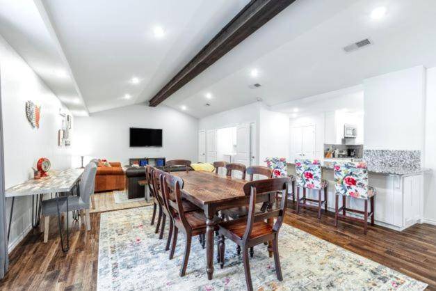 Fully equipped pleasant vacation home with terrace & grill | Suitable for remote work | Pets allowed in Arlington, TX