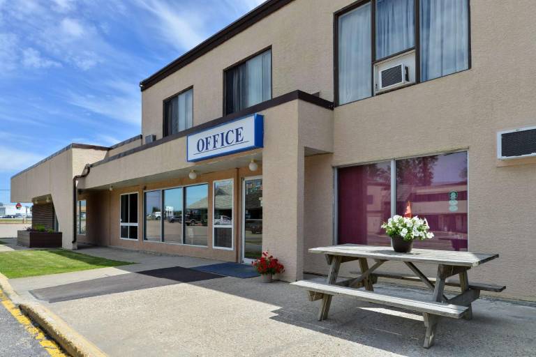 Canadas Best Value Inn Whitecourt — photo 4