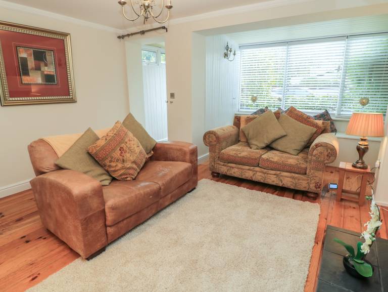 Family-oriented cottage with yard | Beach view | Dogs allowed — photo 5