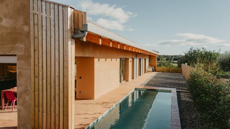 Children-friendly vacation home with yard, BBQ & private pool | Pool view | Pets allowed — photo 3