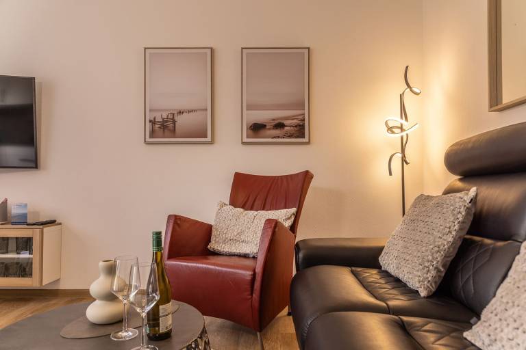 Moderne 2-Zimmerwohnung (Erdgeschoss), 2023 renoviert und neu eingerichtet. Schlafzimmer mit Kingsize-Bett, neue Einbauküche, Duschbad sowie sonnige Terrasse zur Südseite. Eine Garage für KFZ oder Fahrräder gehört zur Wohnung. — photo 5