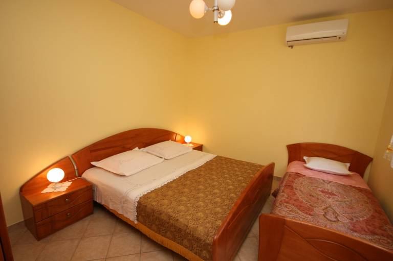 One bedroom apartment near beach Kustići, Pag (A-4081-a) — photo 5