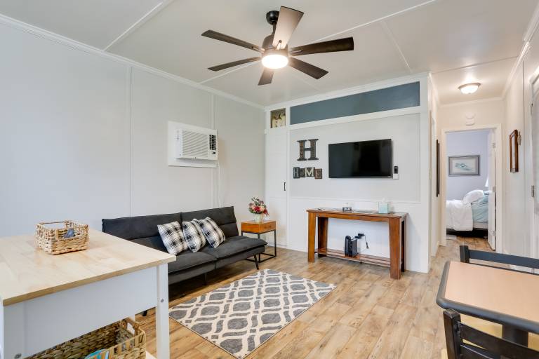 Near Parks & Lakes: Pet-Friendly Winnie Cottage — photo 5
