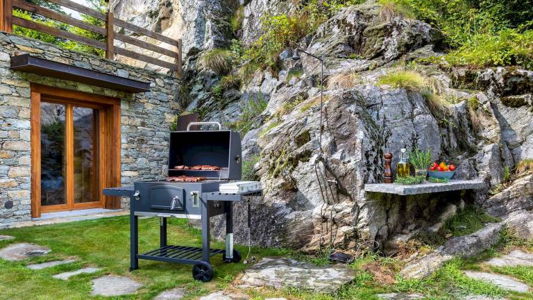 Family-oriented nice villa with BBQ, patio & garden | Panoramic view | Perfect for remote work | Pet-friendly — photo 3