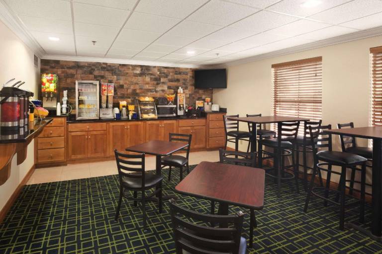 Days Inn & Suites by Wyndham Commerce — photo 5