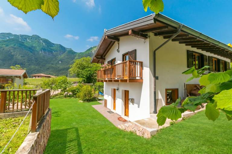 Vacation home with yard & patio | Lake view in Tenno