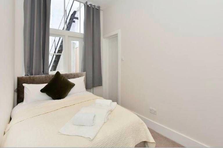 3-Bed South Kensington Flat with Outdoor Terrace — photo 5