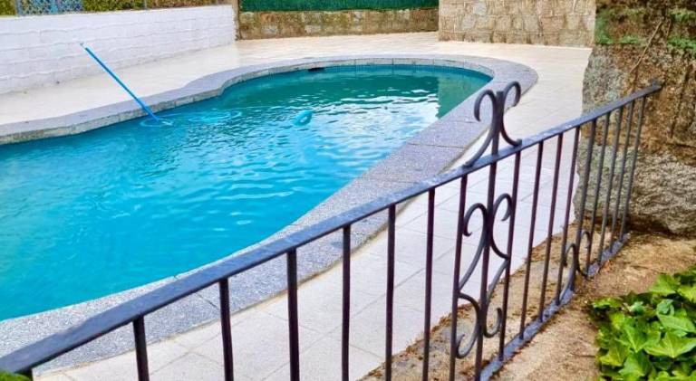 House with pool — photo 3
