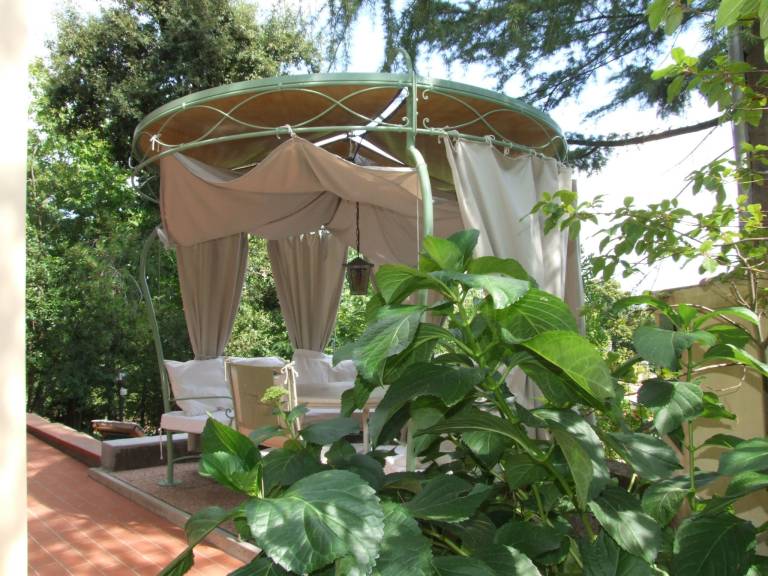 Apartment with garden, barbecue & patio — photo 3