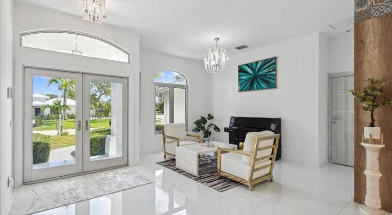 Luxury Modern Waterfront House in BEST Location! King Bed Suite & Close to Beach — photo 3