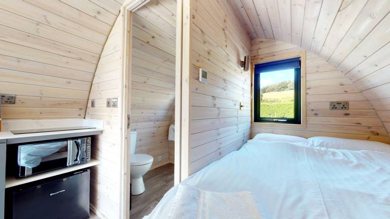 Luxurious Dog-Friendly Pod in the Rolling Countryside of Lancaster for a Unique Glamping Experience in England — photo 3