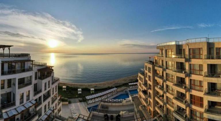 Apartment with garden, pool & terrace | Close to the beach | Pet-friendly in Varna