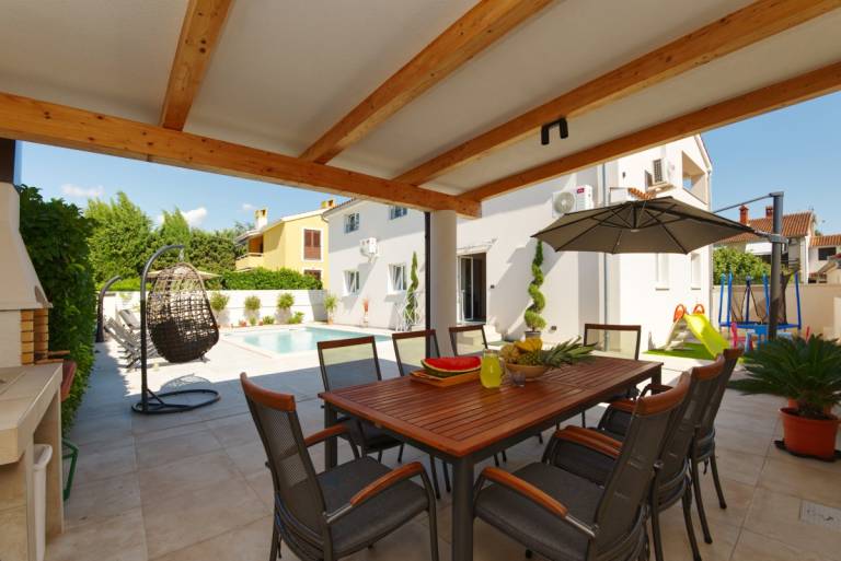 Villa with yard, private pool & grill — photo 4