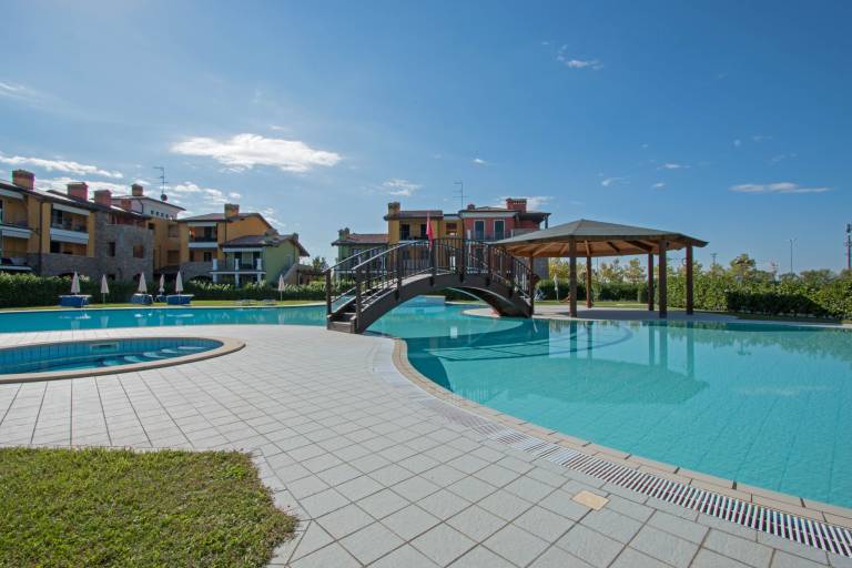 Rental apartment with terrace, grill & pool in Pozzolengo