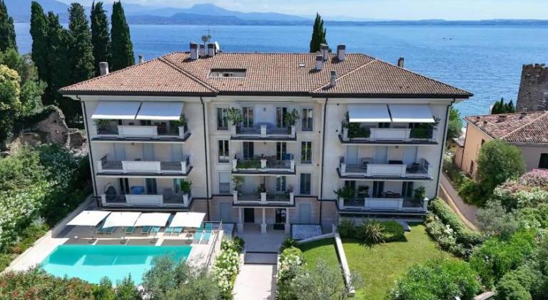 Holiday apartment with terrace & private pool | Pets allowed in Sirmione