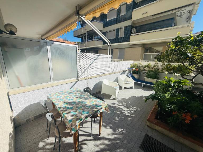 Apartment with patio | Mountain view in Laigueglia