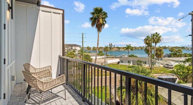 Luxury New Madeira Beach Townhome! Perfect for Holiday Getaways & Families! Steps to Beach! — photo 4