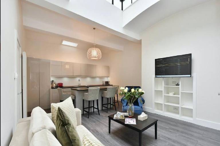 3-Bed South Kensington Flat with Outdoor Terrace in London, KY