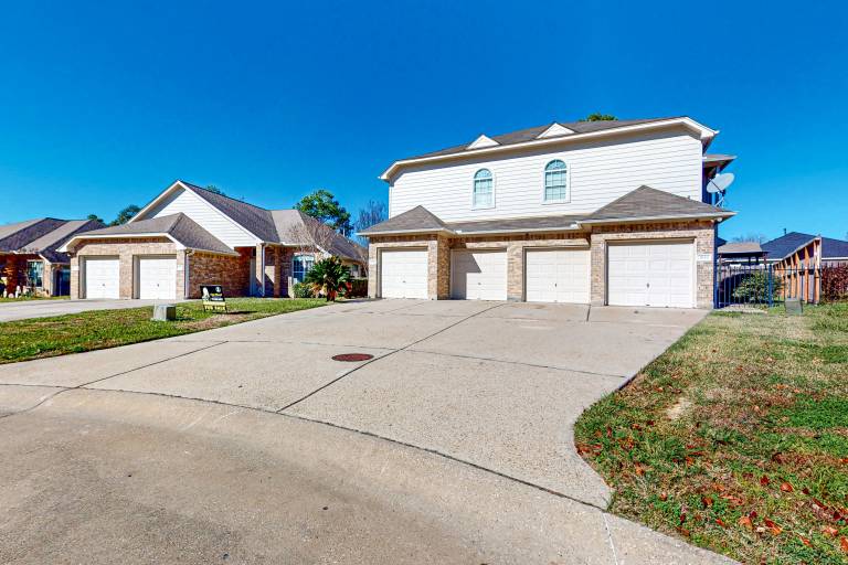 3 Mi to Downtown Conroe: Updated Townhome w/ Yard — photo 4