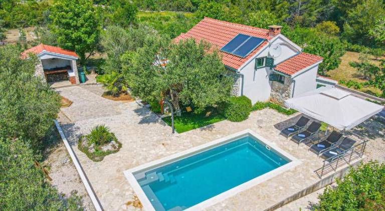 Vacation home with pool | Pets are welcome in Vodice