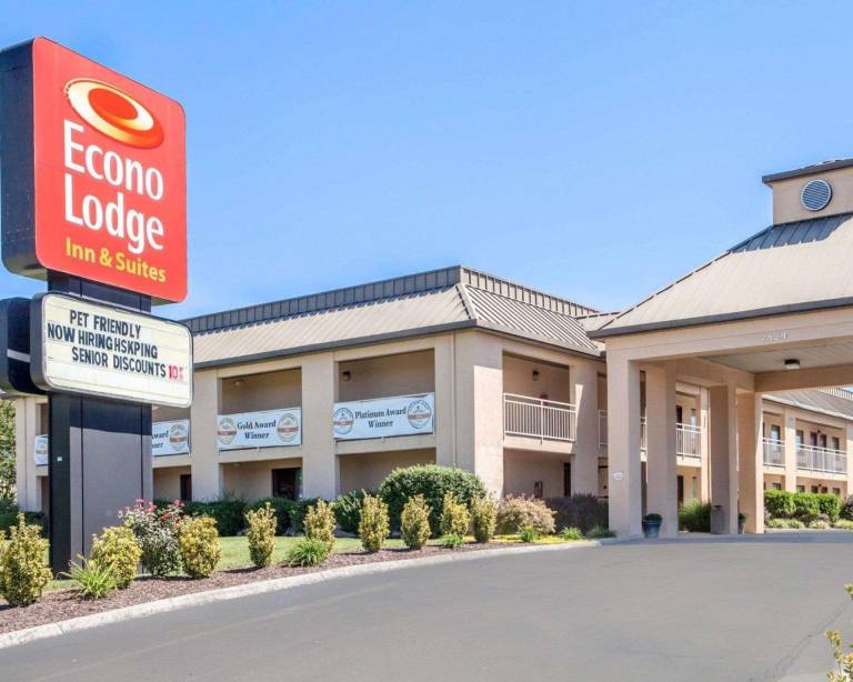 Econo Lodge Inn & Suites Knoxville East in Knoxville, TN