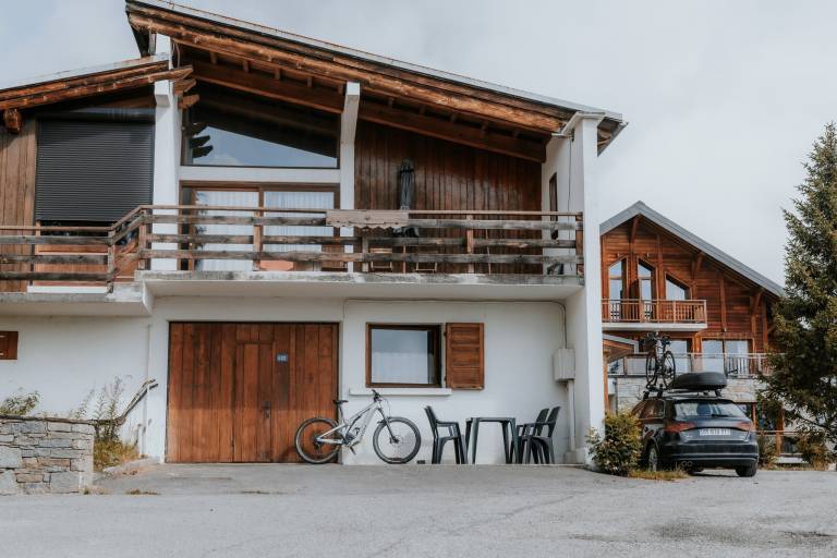 Chalet with patio & yard | Mountain view in Fontcouverte-la-Toussuire