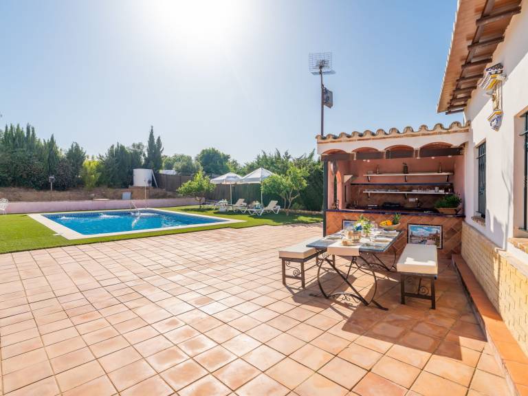 Vacation home with terrace, private pool & garden — photo 4