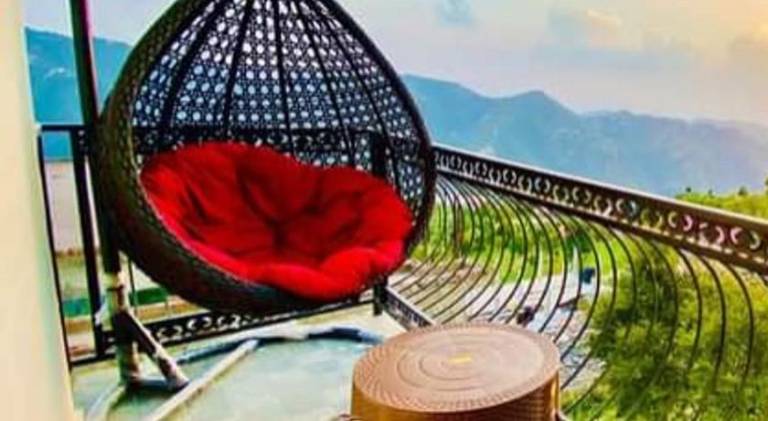 Stayenest Mashobra with balcony view in Shimla
