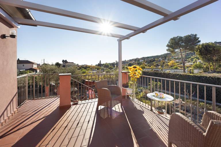 Apartment "Il Girasole" with Sea View, Wi-Fi, A/C, Balcony, Terrace and Garden in Imperia