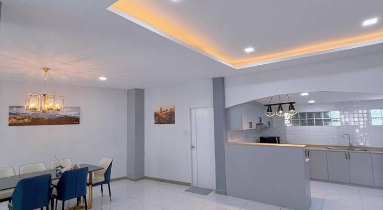 Ample villa with garden, pool & patio | Pets allowed — photo 4