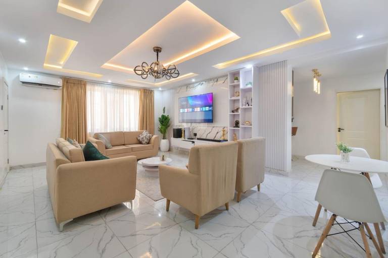 Luxury 3BR Ps5, Gym, Pool, Free Wifi V. I Lagos in Lagos