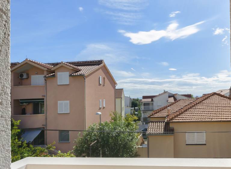 Holiday apartment with patio, BBQ & yard | Garden view | Close to the beach | Dogs allowed — photo 3