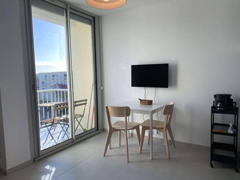 Renovated Studio with Balcony, A/C, Wi-Fi and Modern Amenities - 5 Min Walk to Thermes — photo 2