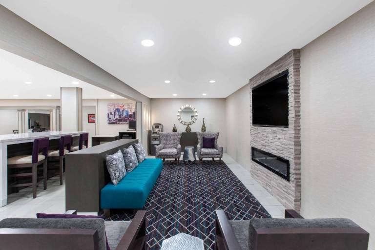 La Quinta Inn & Suites by Wyndham Blue Springs — photo 2