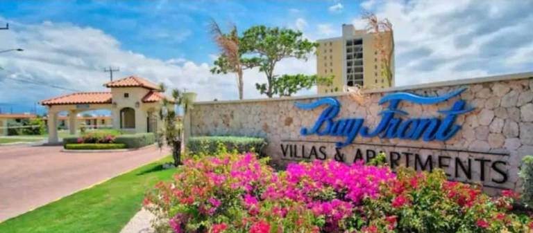 Charming 3 Bed Apartment in Portmore with pool