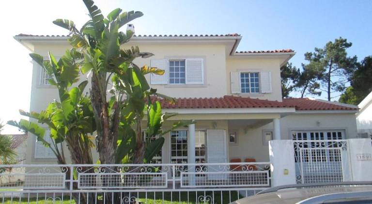 Vacation home with yard, BBQ & patio in Setubal