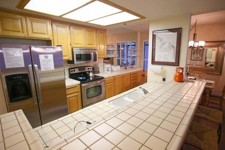 Child-friendly spacious condo with sauna, hot tub & pool | Mountain view | Next to the ski | Pets are welcome — photo 5
