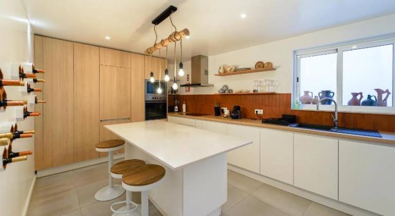Fully equipped vacation home with private pool, grill & terrace | Suitable for remote work | Pets allowed — photo 3