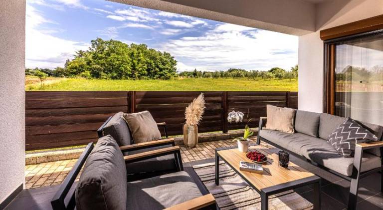 Vacation home with terrace, barbecue & yard — photo 3