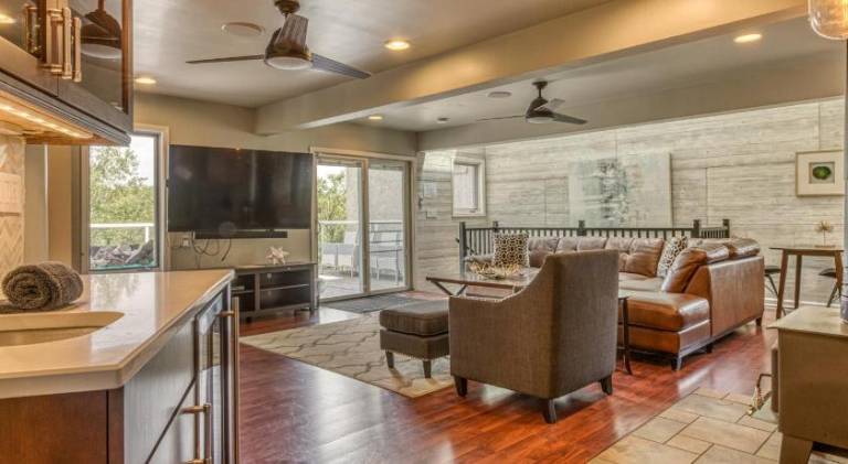 Fully equipped lovely vacation home with hot tub, barbecue & patio | Beach nearby | Perfect for remote work | Dogs allowed — photo 3