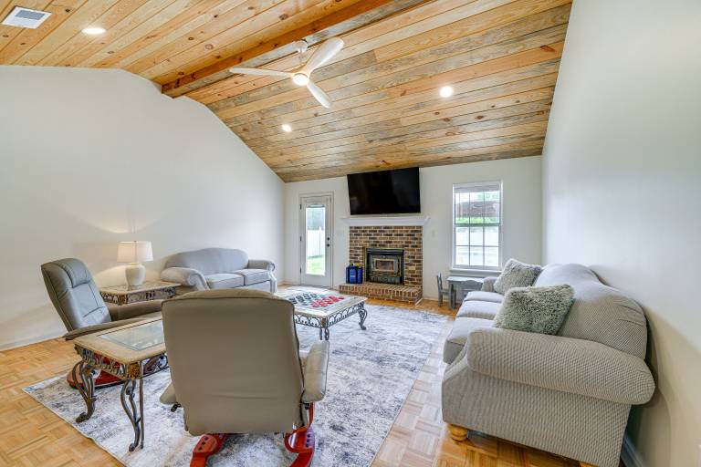 Perry Family Home on 2 Acres w/ Private Pool — photo 4