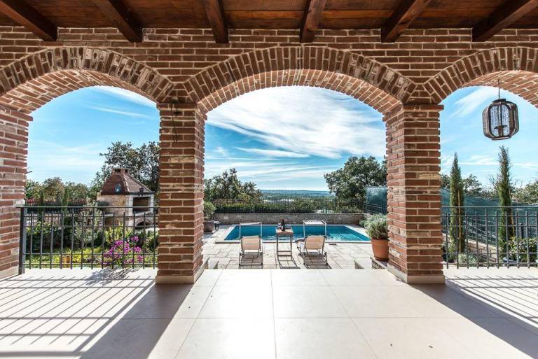 Villa mit Pool mit wunderschönen Panoramameerblick