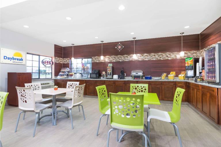 Days Inn & Suites by Wyndham Madisonville — photo 2