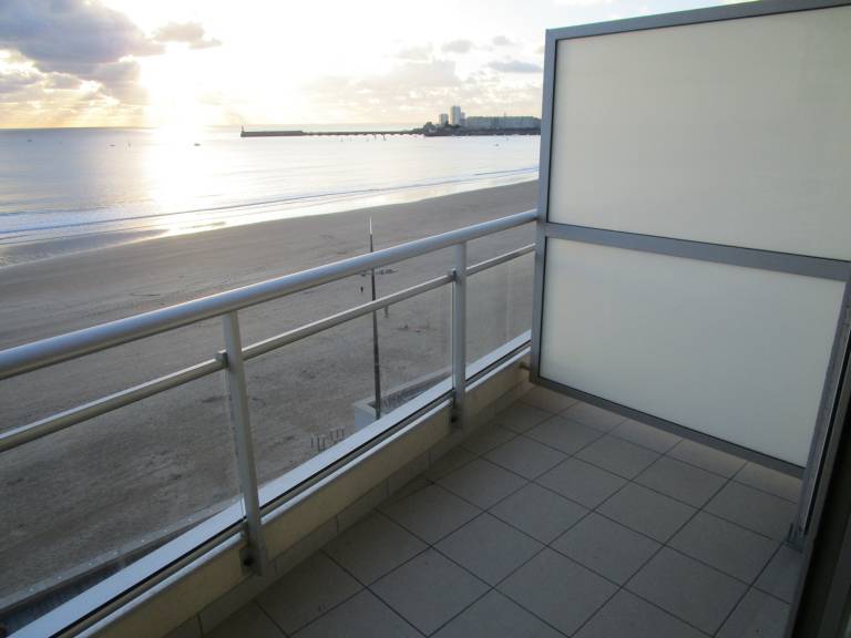 Spacious studio with balcony, sea view, Les Sables d'Olonne — photo 2