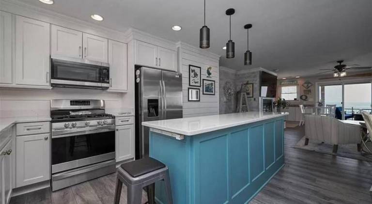 Bay Bliss - Private Beachfront Home with 180° Views & Hot Tub! — photo 3