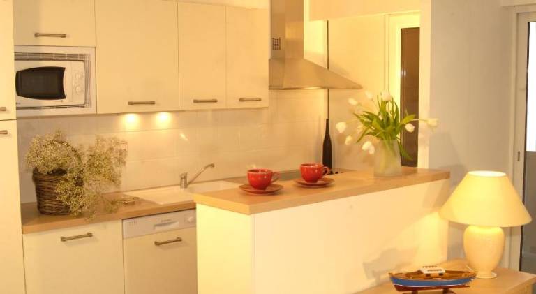Serviced apartment with patio — photo 3
