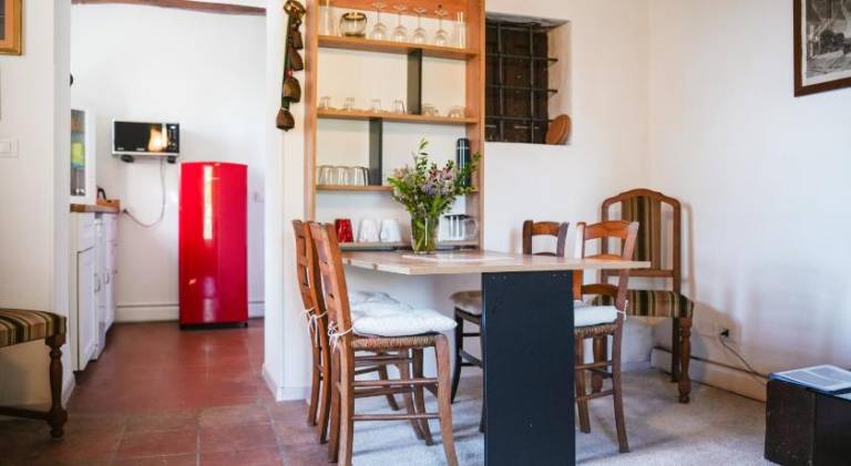 Rental apartment with barbeque & yard — photo 2