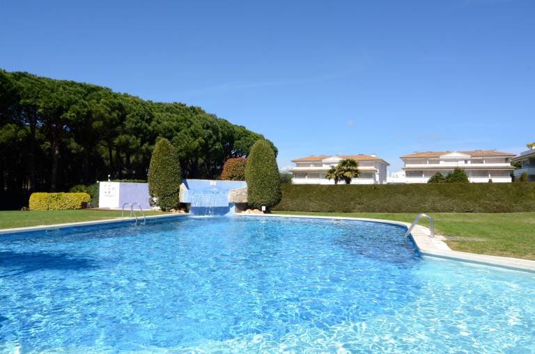 Fully equipped wonderful holiday apartment with patio & pool | Pets allowed — photo 2