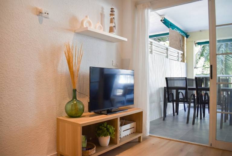 Family-friendly apartment with fast internet & terrace | Sea view | Next to the beach | Perfect for remote work | Pets are welcome — photo 5