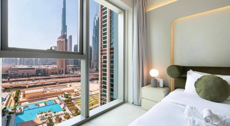 Downtown Dreams Burj Khalifa View with Dubai Mall, Pool & Free Parking in Dubai